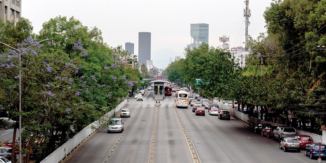 Automovilistas circulan durante la contingencia ambiental del 26 de abril.