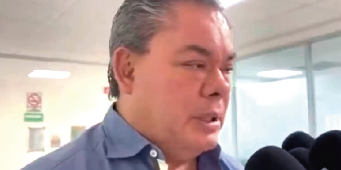 El coordinador de Morena en el Congreso de Morelos, Rafael Reyes Reyes, al hablar ante medios locales, ayer.