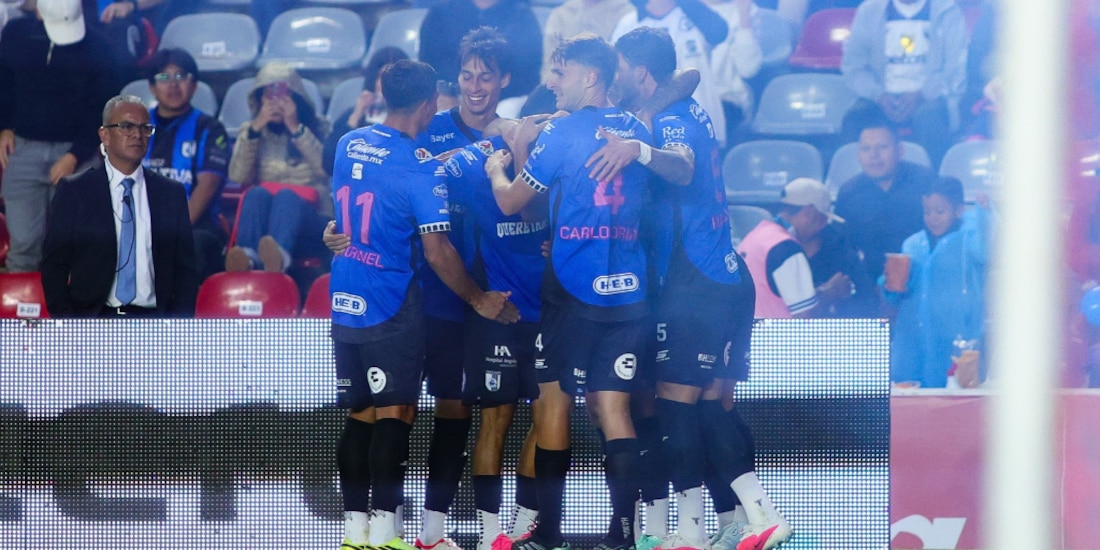 Jugadores del Querétaro celebran la segunda anotación.