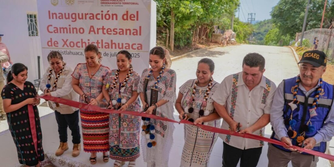 la gobernadora de Guerrero, Evelyn Salgado Pineda, ayer, con beneficiarios y funcionarios estatales.