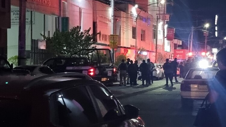 Elementos de seguridad se mantienen al exterior del hospital.