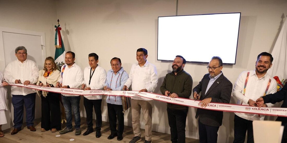 Al centro, el gobernador de Oaxaca, de Salomón Jara.