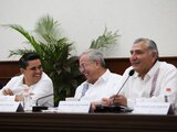 El secretario de Gobernación, Adán Augusto López (der.), ayer, en el Congreso local de Sinaloa.