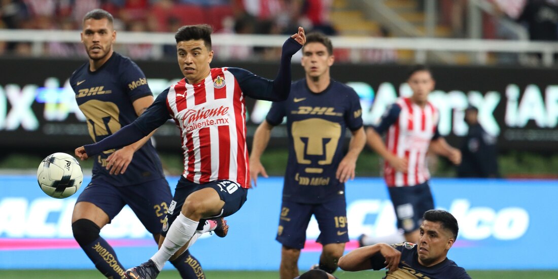 Fernando Beltrán conduce el balón en el más reciente Chivas vs. Pumas.