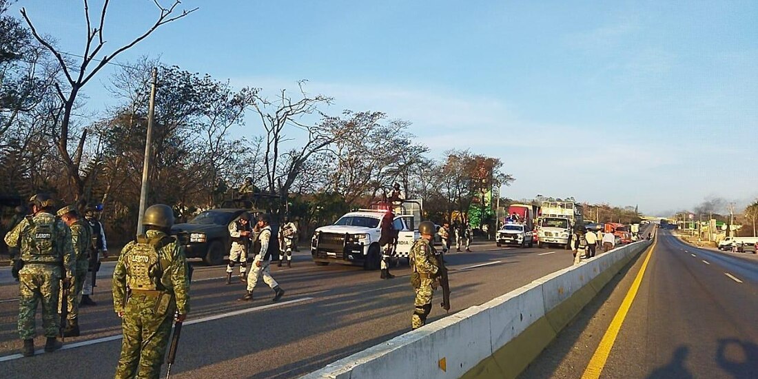 Autoridades federales, estatales y municipales responden a reportes de detonaciones en la Carretera Panamericana.