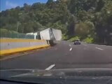 Tráiler volcado en la México-Cuernavaca.