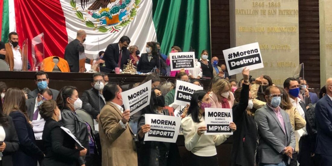 Los legisladores se apoderaron de la tribuna.