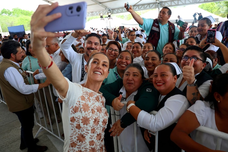 La presidenta asegura que la cercanía con el personal médico es importante.