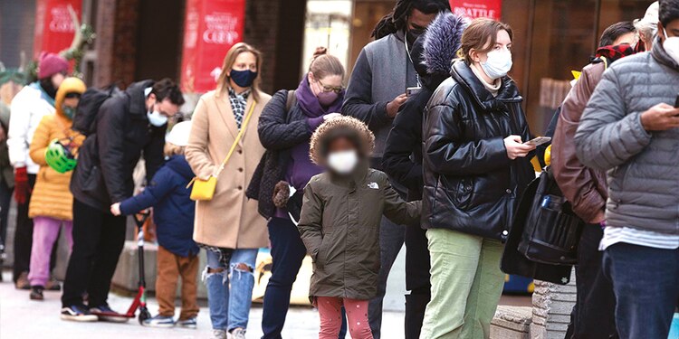 Ciudadanos de Massachusetts realizan filas para obtener su primera dosis.