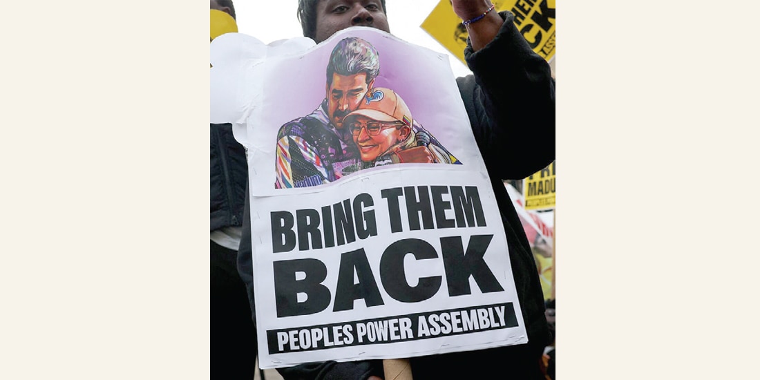 Manifestante sostiene una pancarta de Maduro y Flores, el 26 de marzo.