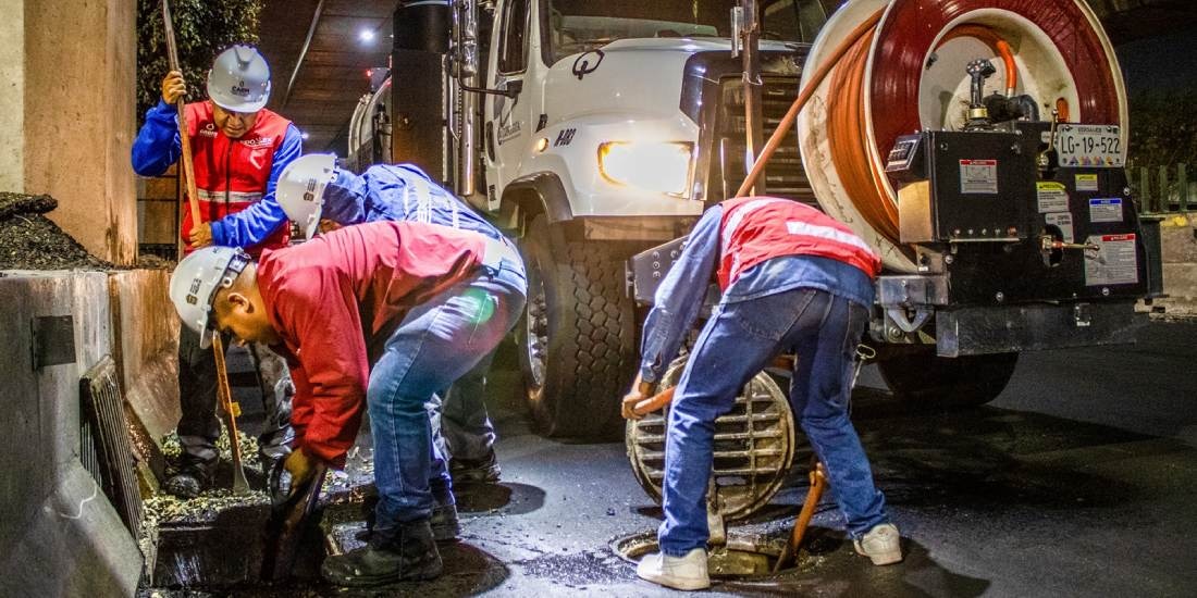 Edomex previene inundaciones en Periférico Norte con desazolve y avanza en la limpieza del drenaje.