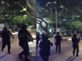 En secuencias de imágenes y videos se observa el momento en que policías disparan armas largas al aire.