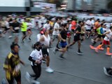 La imagen muestra a algunos de los corredores que participaron en la edición número 15 del Medio Maratón de la Ciudad de México en 2022