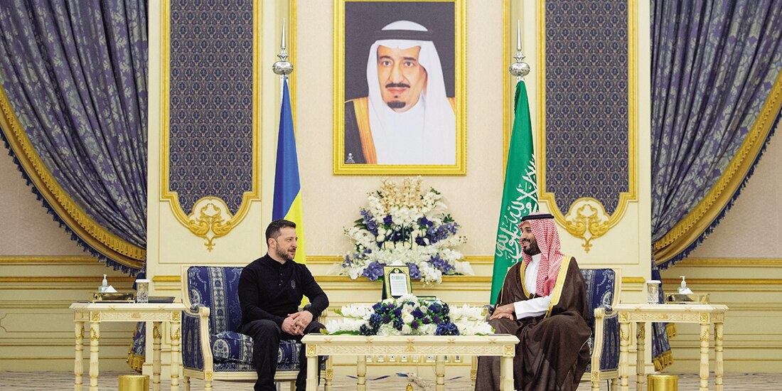 El presidente de Ucrania y el príncipe saudí, ayer, previo a las reuniones de paz.