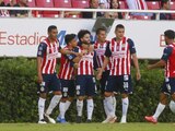 Futbolistas de Chivas celebran un gol en el pasado Torneo Grita México Apertura 2021 de la Liga MX.