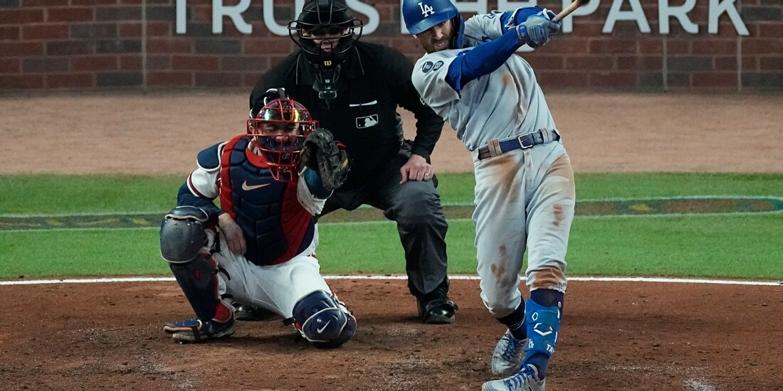 Una acción del duelo entre Los Ángeles Dodgers y los Atlanta Braves de la MLB