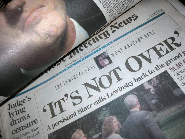 "No ha terminado", dice un diario local sobre el escándalo Lewinski.