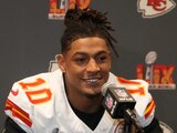Isiah Pacheco durante una conferencia de los Chiefs previo al Super Bowl 2025.