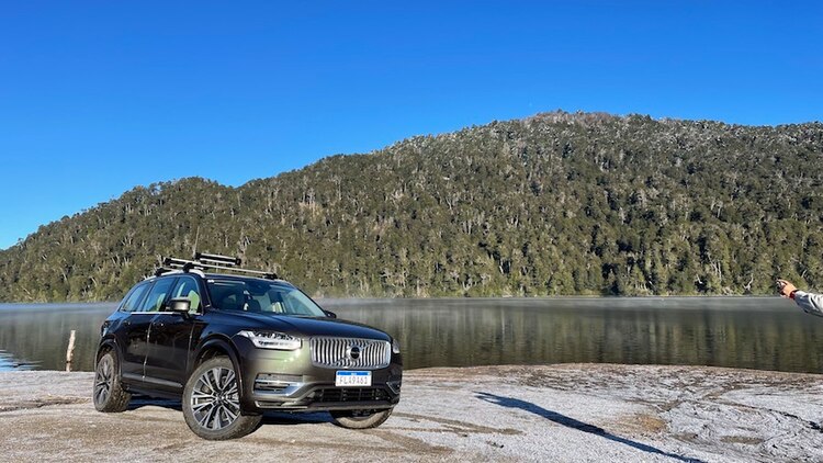 Con una toma de 120 V a 16A, la batería se carga en 10 horas.