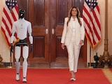 Melania Trump llega con robot humanoide a evento de IA