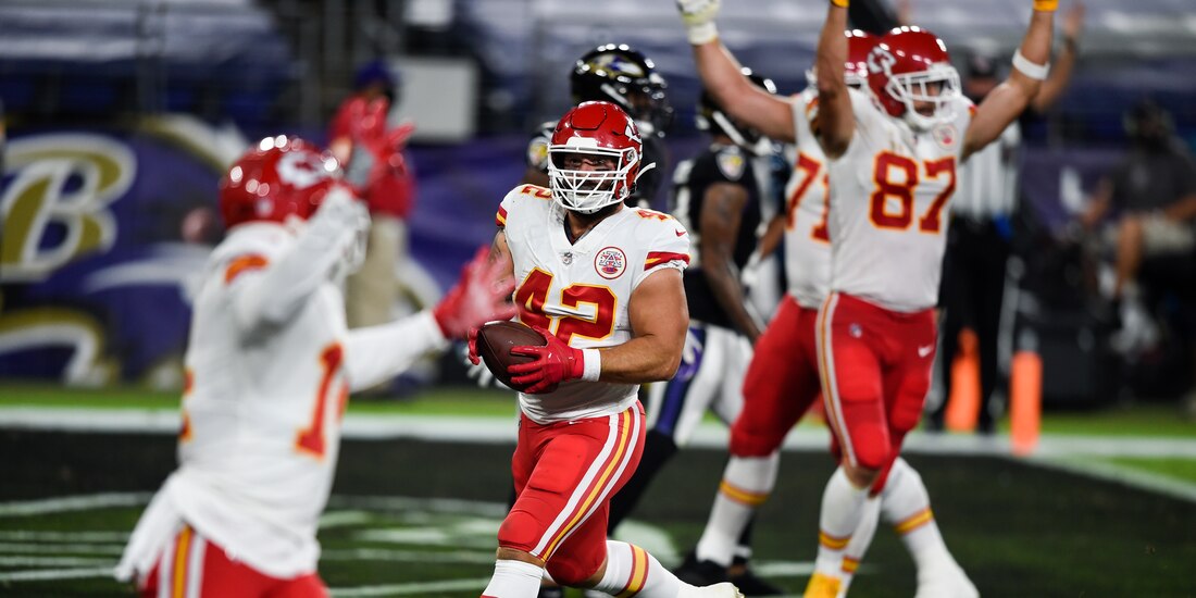 Jugadores de los Chiefs festejan una jugada ante los Ravens en la Semana 3 de la campaña.