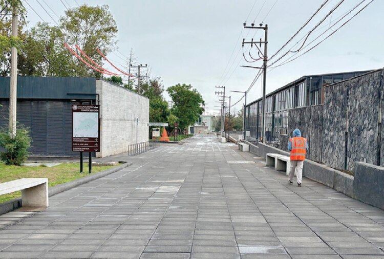 Áreas afuera de la Cineteca, entre
éstas, el foro al aire libre sin público.