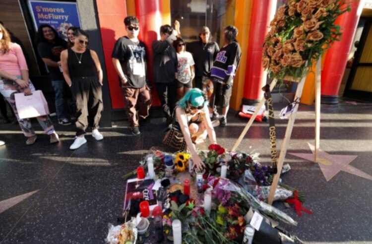 Fans le rinden homenaje en Hollywood, ayer.