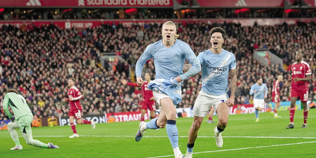 El delantero noruego festeja una de sus dos anotaciones, ayer, con el Manchester City.