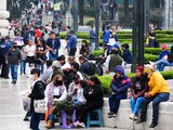 Familias completas abarrotan la explanada frente al Palacio de Bellas Artes, el domingo.