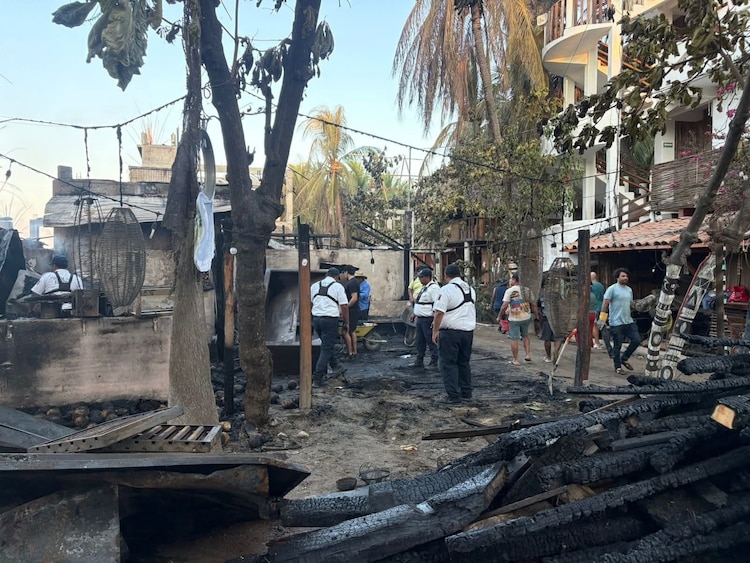 Autoridades realizan labores tras incendio en zona turística de Zicatela.