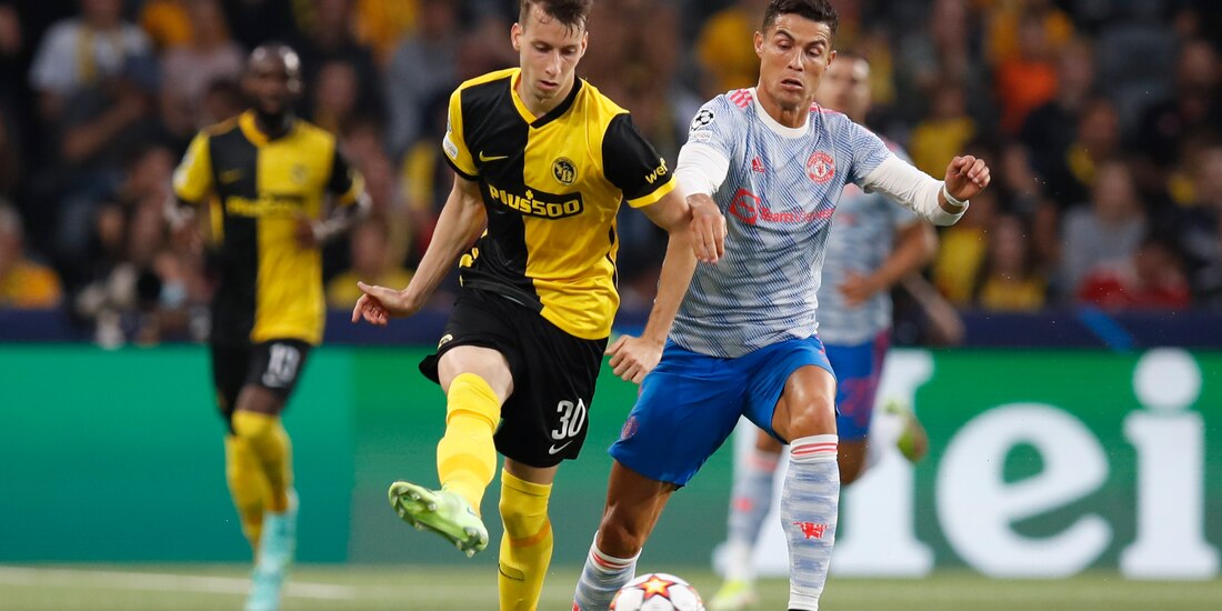 Sandro Lauper y Cristiano Ronaldo durante el juego de Champions League entre Young Boys y Manchester United.