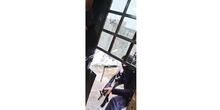 TRAS DESTROZAR el acceso, ingresan y
apuntan sus armas a quienes estaban ahí.