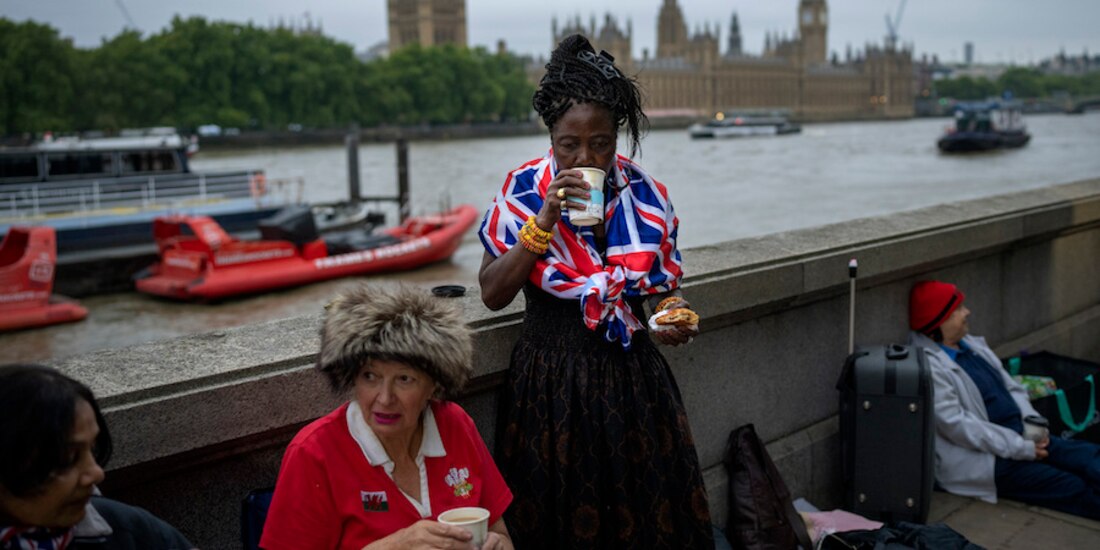 Ciudadanos hacen fila a un costado del río para ser los primeros en ingresar a la Abadía de
Westminster.