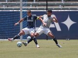 Chicharito retiene el balón en un amistoso del Galaxy la semana pasada.