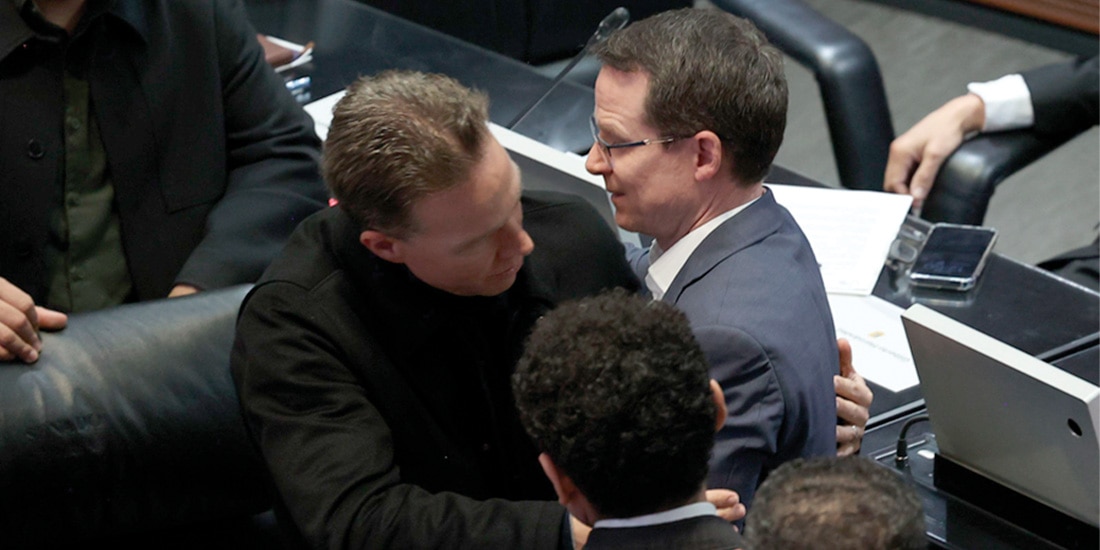 LOS COORDINADORES del PVEM y del PAN, Manuel Velasco y Ricardo Anaya, ayer, en sesión ordinaria del Senado.