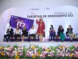 La gobernadora de Tlaxcala durante la entrega de tarjetas de descuento, ayer.