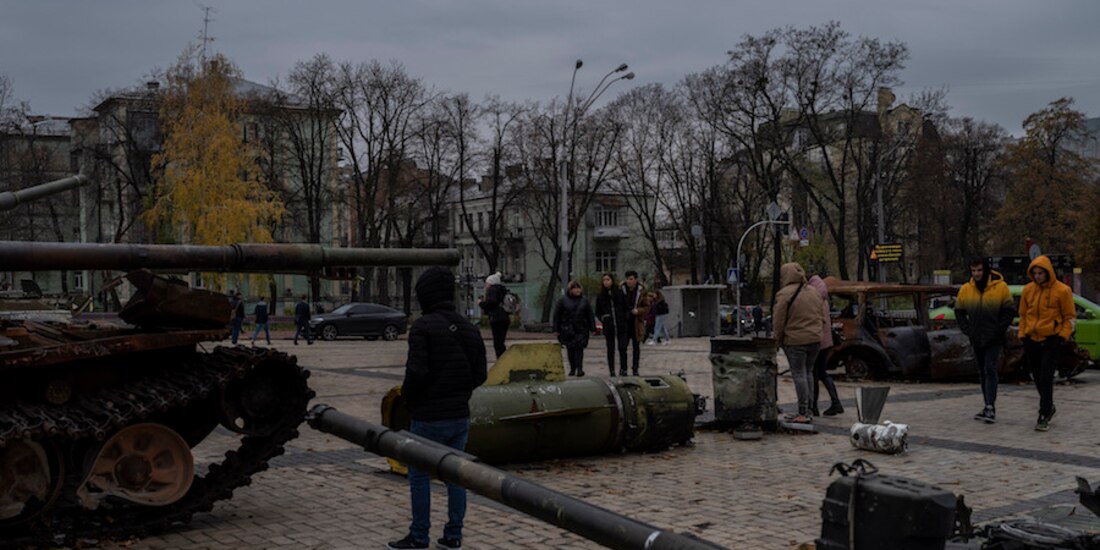 Ciudadanos observan armamento del rival que sus defensores deshabilitaron.
