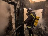 Bomberos apagan un incendio en una zona residencial de Kiev.