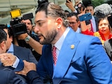 ENFRENTAMIENTO entre los legisladores Arturo Ávila y Eduardo Gutiérrez, ayer.