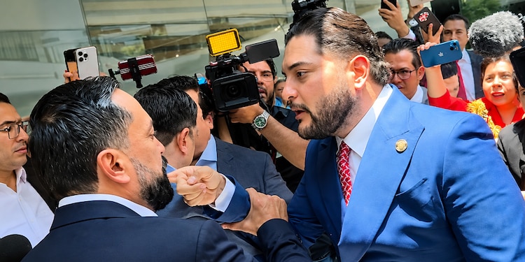 ENFRENTAMIENTO entre los legisladores Arturo Ávila y Eduardo Gutiérrez, ayer.