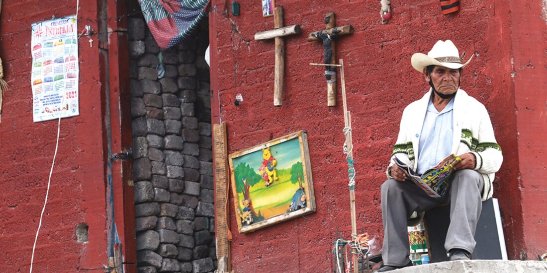 Un adulto mayor pasa el tiempo afuera de su casa, en plena contingencia, en Chimalhuacán, Edomex.