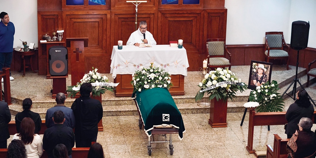 MISA DE CUERPO presente de Nery Edith Nevárez, subdirectora de la Secundaria 13 de Torreón, donde el jueves un par de jóvenes perpetró un ataque con armas blancas y explosivas contra la comunidad escolar, lo que provocó la muerte de la víctima.