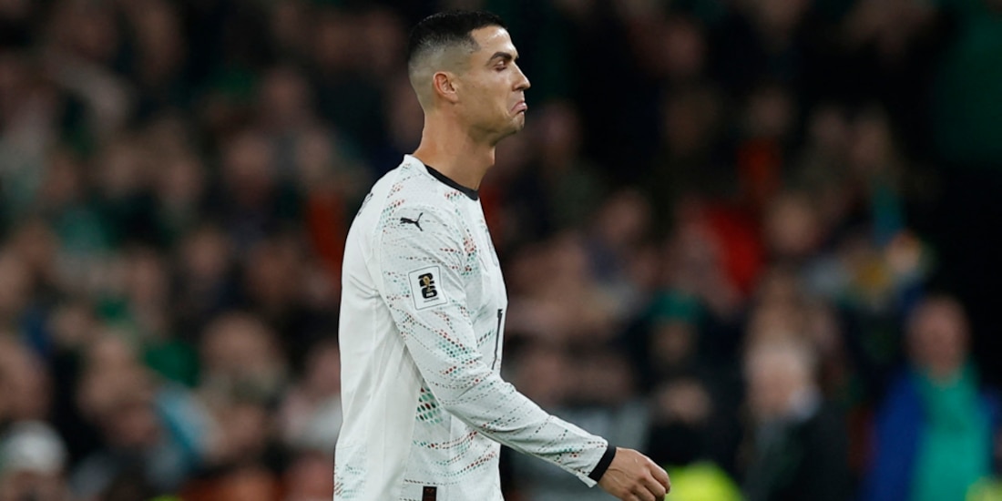 Cristiano Ronaldo se va expulsado del partido ante Irlanda.