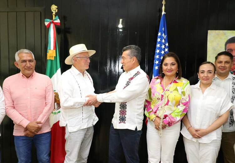 Gobernador y diplomático estrechan lazos de amistad y cooperación.