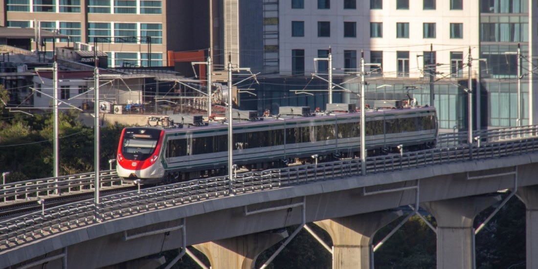 Gobierno de México transforma la infraestructura carretera y recupera los trenes de pasajeros.