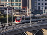 Gobierno de México transforma la infraestructura carretera y recupera los trenes de pasajeros.