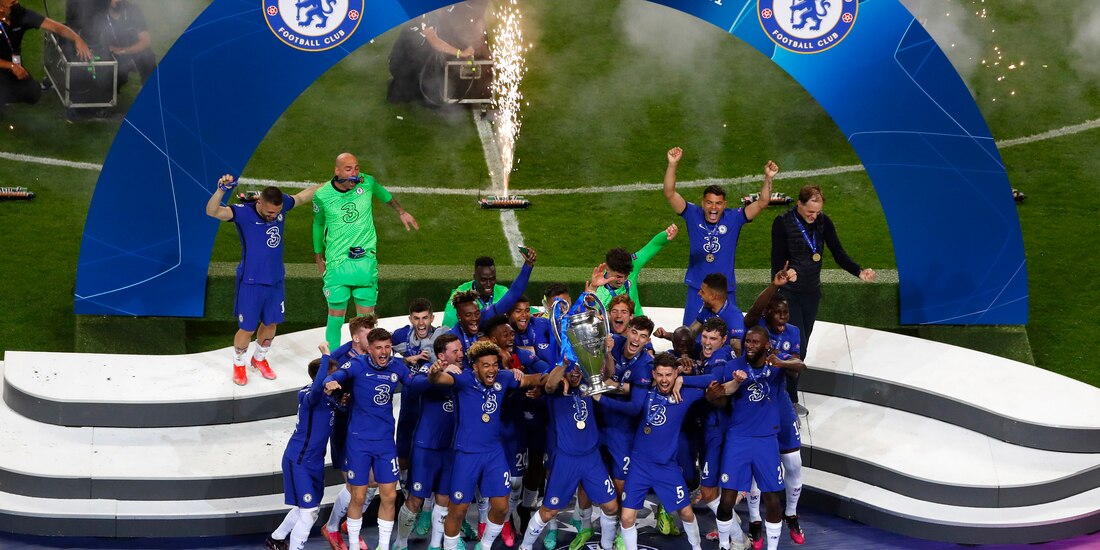 Jugadores del Chelsea celebran con el trofeo de la Champions League tras derrotar al Manchester City.