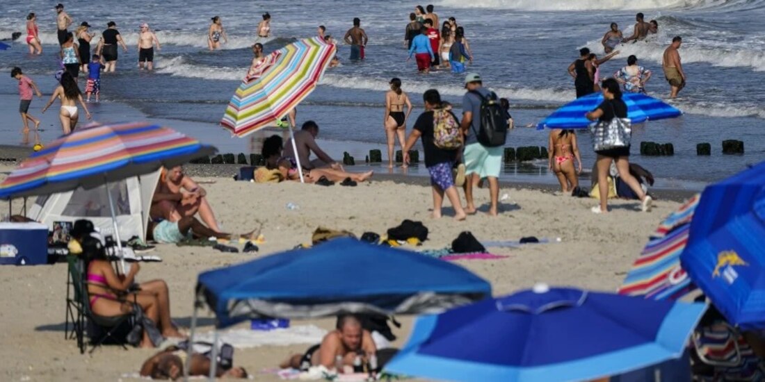 Mujer es atacada brutalmente por un tiburón cuando nadaba en la playa; la mordió en la pierna izquierda.
