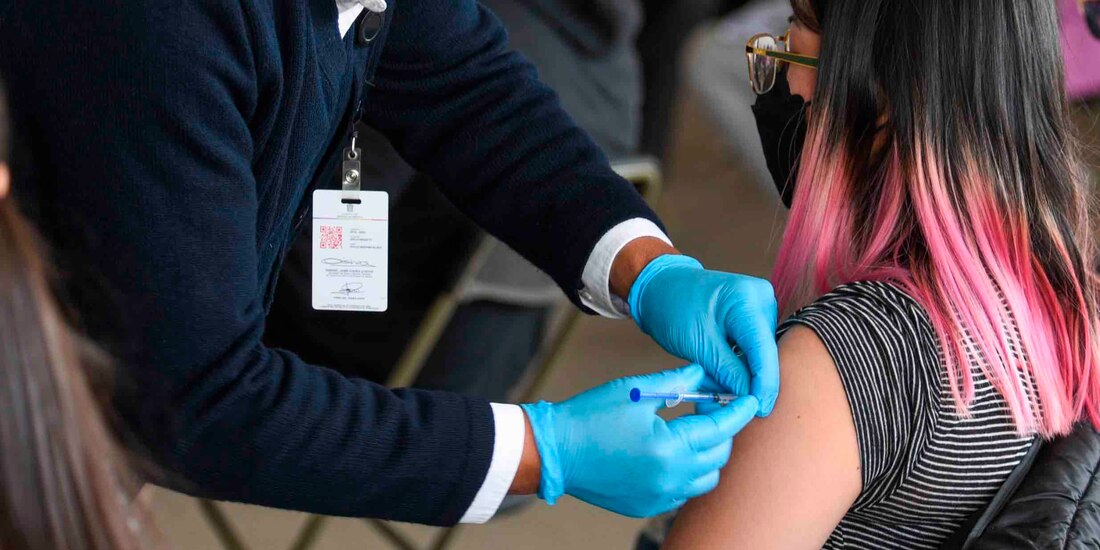 Llaman a no postergar más vacunación contra Covid a menores.