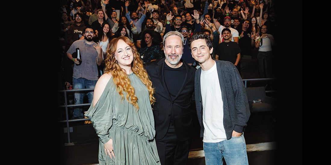 Denis Villeneuve y Timothée Chalamet, ayer, con la conductora.